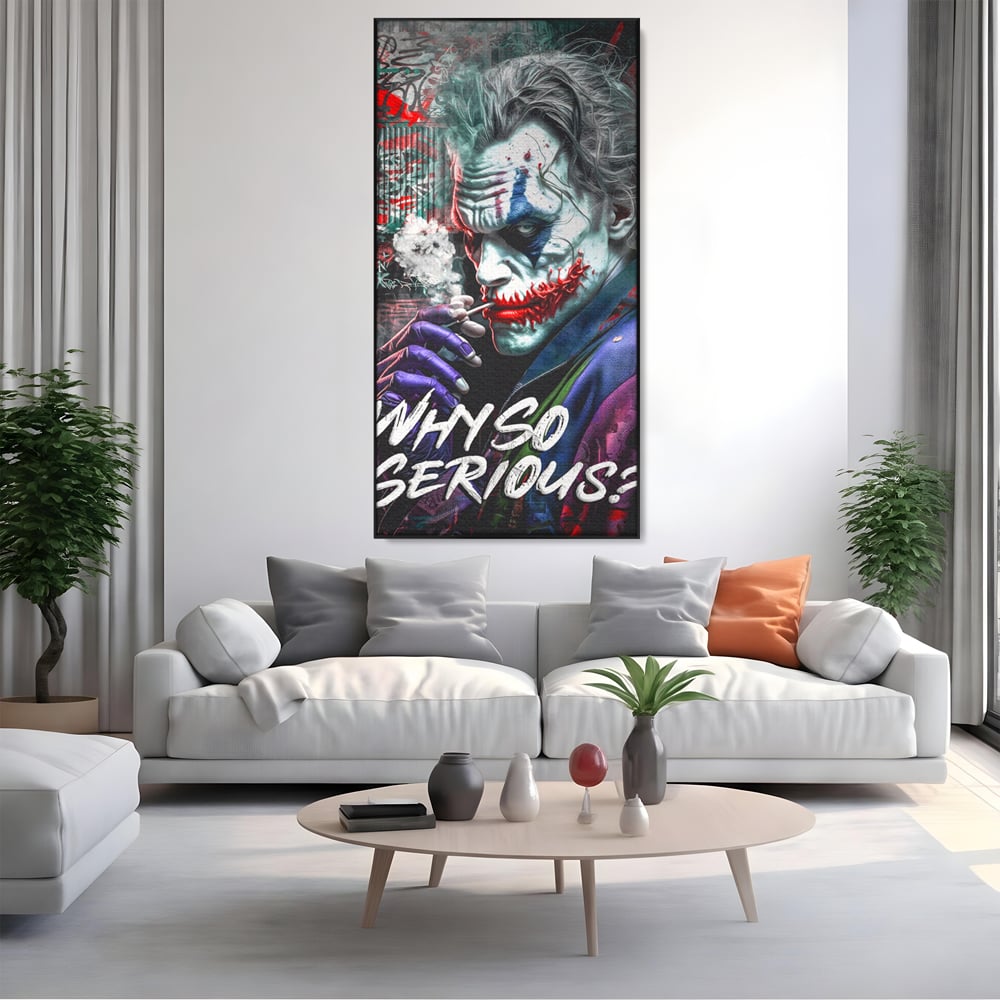 Tablou canvas cu tablou canvas cu jokerul fumand, in rama de aluminiu negru, pe perete intr-un living